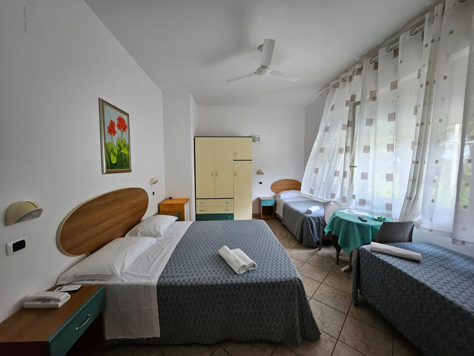 Hotel Cerrano Silvi Marina Buitenkant foto