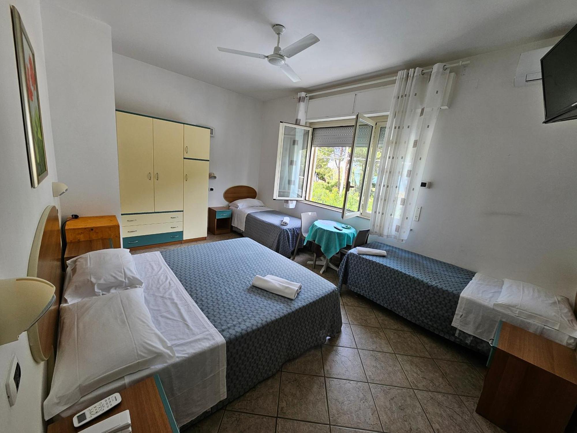 Hotel Cerrano Silvi Marina Buitenkant foto