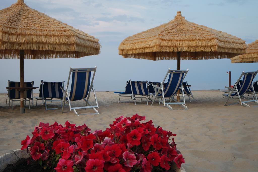 Hotel Cerrano Silvi Marina Buitenkant foto